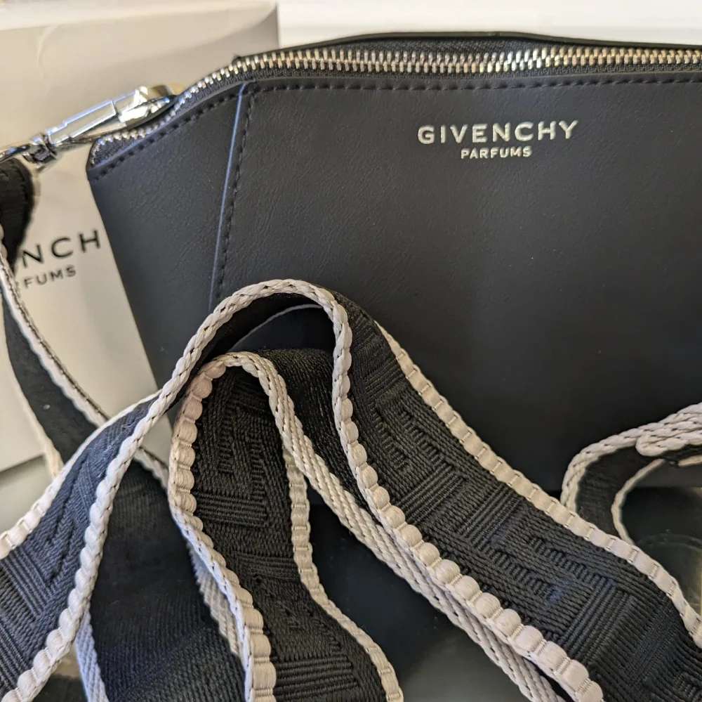 Givenchy pouch - Picture 8 of 16